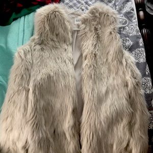 Gap fur vest